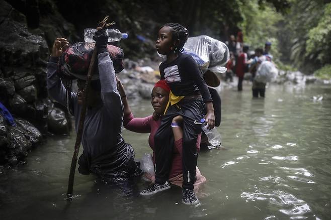 지난해 5월 아이티인들이 미국으로 건너가기 위해 콜롬비아와 파나마 국경 지대 ‘다리엔 갭’을 지나고 있다. 아이티는 갱단 폭력으로 무정부 상태에 놓여 있다. AP연합뉴스