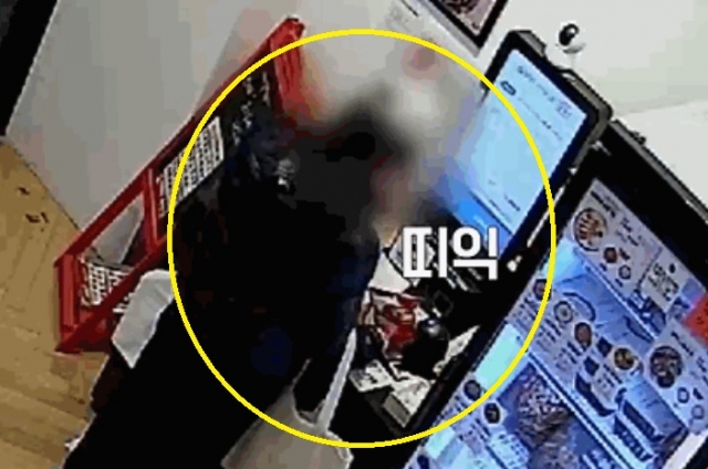 지난 3월 17일 밤 강원도 강릉시의 한 무인매장에서 잔액부족 카드로 결제하는 척을 한 뒤 물건을 훔쳐 간 여성 손님. JTBC ‘사건반장’ 보도화면 캡처