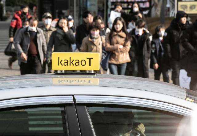 서울 용산역 택시 승강장에서 카카오 택시가 운행을 기다리고 있다. 뉴시스