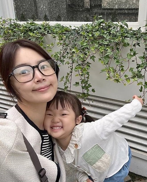 한지혜는 자신의 소셜 미디어 채널에 꽃 이모티콘과 함께 최근의 일상을 담은 사진을 여러 장 게재했다. 사진=한지혜 SNS