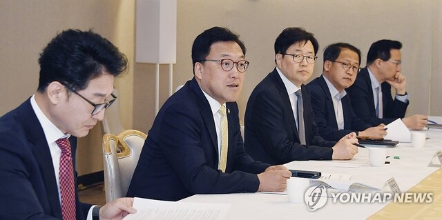 김병환 기획재정부 1차관(왼쪽 두번째)이 19일 정부서울청사에서 ‘18차 물가관계차관회의’를 주재하고 모두 발언을 하고 있다. 연합뉴스