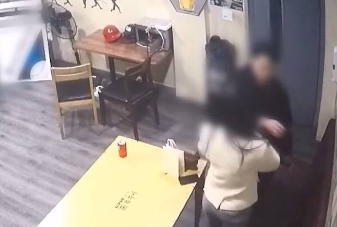 부산의 한 오피스텔에서 추락해 숨진 20대 여성의 생전 모습. 여성의 앞은 스토킹 혐의로 구속된 전 남자친구. MBC 보도화면 갈무리