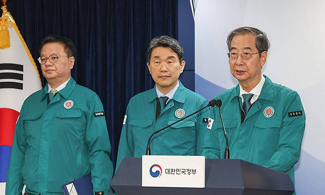 한덕수 국무총리(오른쪽)가 19일 서울 종로구 정부서울청사에서 열린 의대 증원 관련 특별 브리핑에서 모두발언을 하고 있다. 최상수 기자