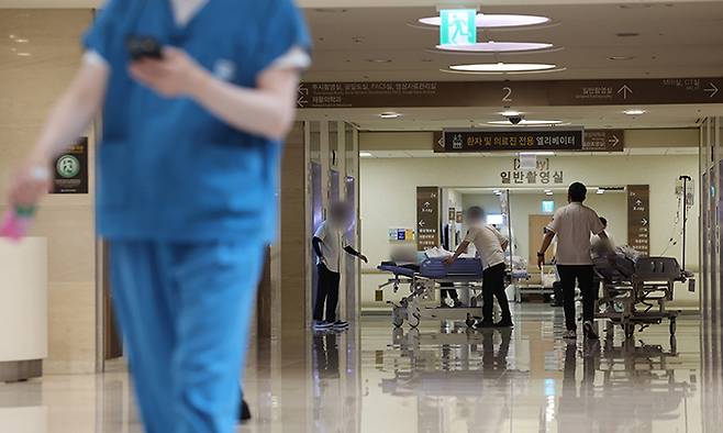 19일 서울 시내 한 대학병원에서 의료 관계자와 환자들이 이동하고 있다. 연합뉴스
