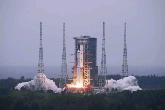 지난 3월 20일 오전 중국 하이난성 원창우주발사센터에서 췌차오 2호 위성을 실은 창정 8호 로켓이 이륙하고 있다. 중국 국가항천국 제공