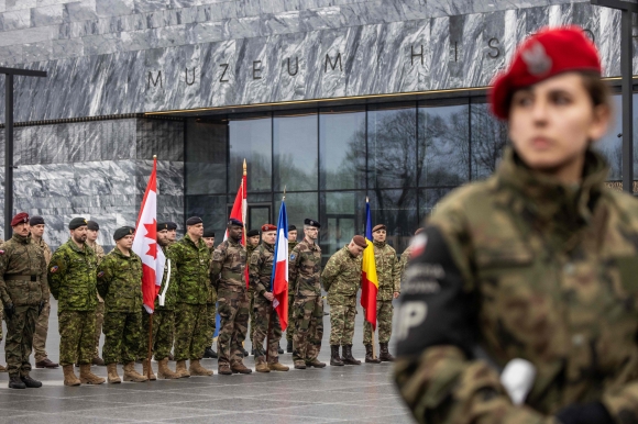 폴란드 나토 가입 25주년 기념식 - 2024년 3월 12일(현지시간) 폴란드 바르샤바에서 열린 폴란드의 나토 가입 25주년 기념식에 캐나다, 프랑스, 크로아티아, 루마니아 군인들이 참석하고 있다. / 사진=AFP 연합뉴스