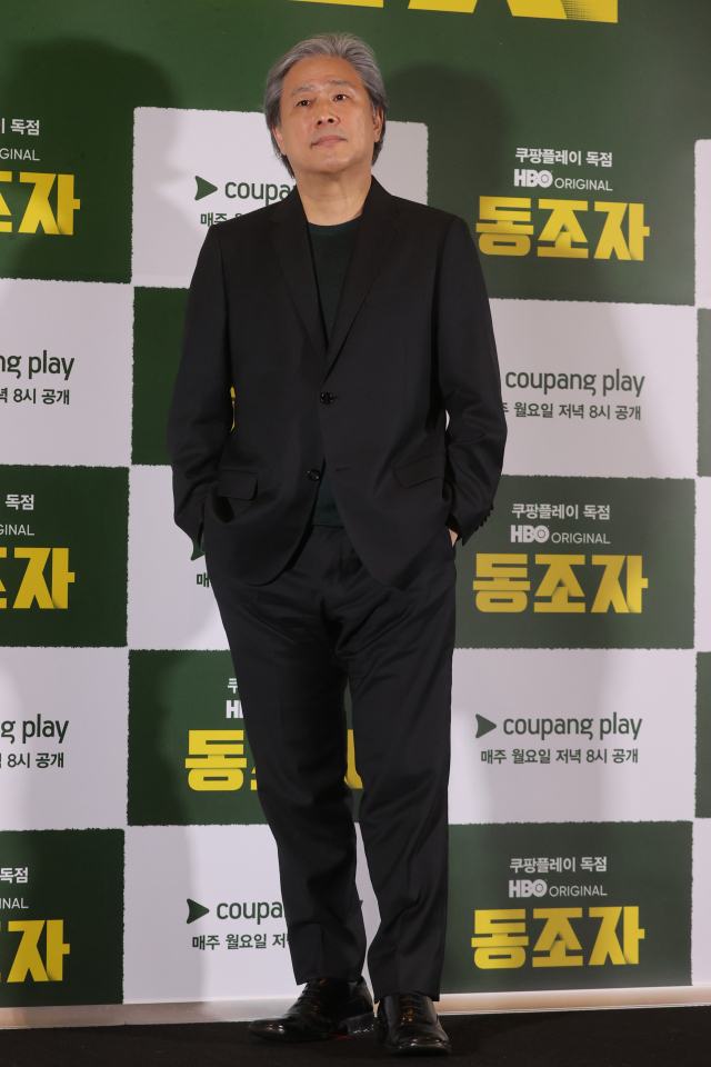 박찬욱 감독이 18일 서울 강남구 코엑스 메가박스에서 열린 HBO 오리지널 시리즈 '동조자' 시사회 및 기자간담회에서 포즈를 취하고 있다. 연합뉴스