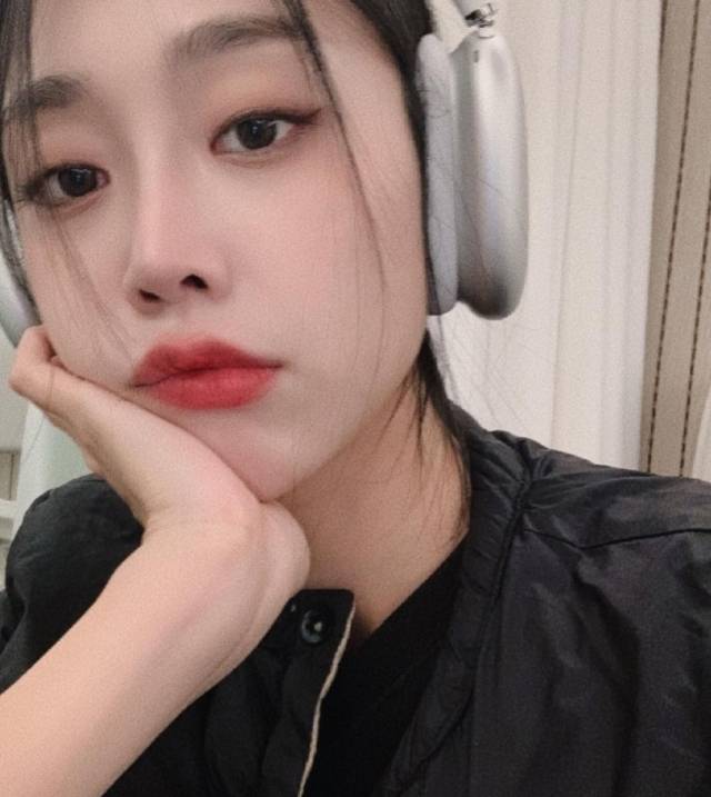 아프리카TV에서 방송을 시작한 후 4시간 만에 300만원의 수익을 낸 것으로 알려져 화제가 된 러블리즈 멤버 서지수. 사진=서지수 인스타그램