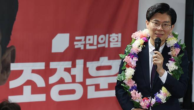 조정훈 국민의힘 의원이 지난 11일 새벽 서울 마포구에 마련한 본인의 선거사무소에서 재선에 성공한 뒤 소감을 밝히고 있다. ⓒ연합뉴스