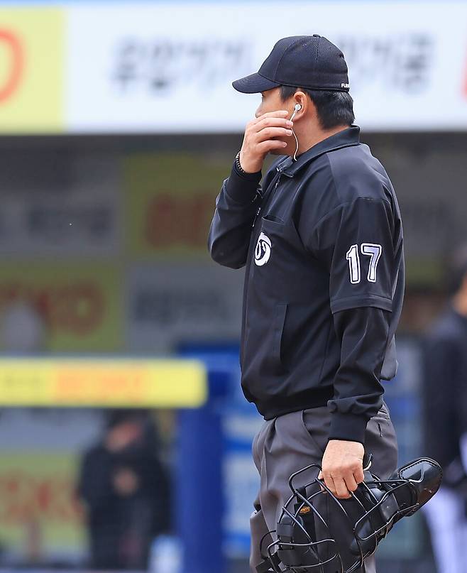 ▲심판이 ABS를 통해 볼판정을 내리고 있다. ⓒ삼성 라이온즈