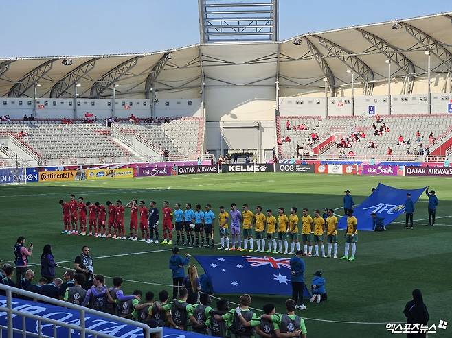 경기를 준비하는 인도네시아와 호주 U-23 대표팀 선수들. 사진 도하, 김환 기자