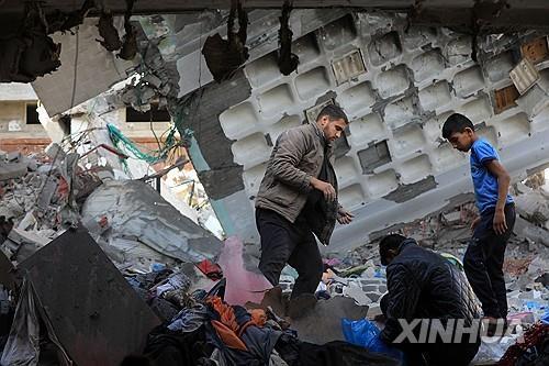17일(현지시간) 가자지구 남단 라파의 파괴된 가옥 주변에 모인 사람들 [신화 연합뉴스 자료사진]