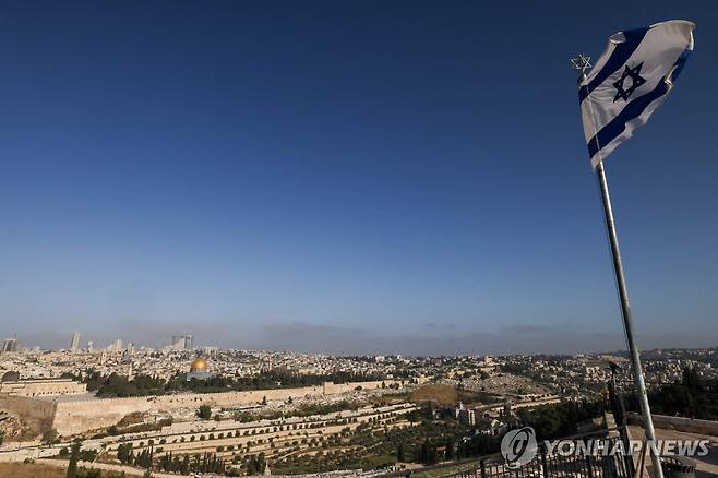 이스라엘 국기가 휘날리는 예루살렘 올리브산 아래로 내려다보이는 성지 알아크사 모스크 [AFP 연합뉴스자료사진. 재판매 및 DB 금지]