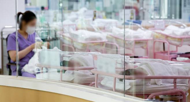 분기 출산율이 처음으로 0.6명대로 떨어지며 저출산 현상이 이어지고 있는 가운데 28일 오후 서울 시내 한 산후조리원 신생아실에서 간호사 등 관계자들이 신생아들을 돌보고 있다. (사진=공동취재)