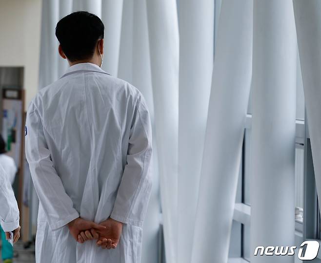 8일 서울 시내 대학병원에서 의료진들이 이동하고 있다. 2024.4.8/뉴스1 ⓒ News1 안은나 기자