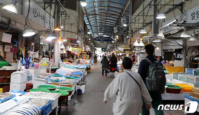 평일 점심시간 무렵 북적이는 양동시장의 모습/뉴스1DB ⓒ News1 이수민 기자