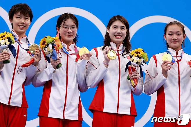 도쿄 올림픽 수영 여자 계영 800m에서 우승한 뒤 금메달을 목에 건 중국 선수들. ⓒ AFP=뉴스1