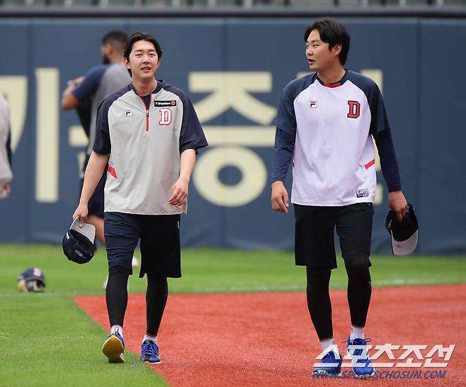 박정수와 정철원이 캐치볼 훈련을 한 후 들오고 있다.