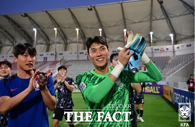 2경기 연속 클린 시트를 작성한 황선홍호의 골키퍼 김정훈(오른쪽). 그는 중국과 2차전에서 잇따른 슈퍼 세이브로 공격의 이영준과 함께 한국 승리에 기여했다./도하=KFA