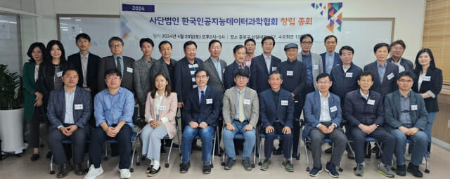 사단법인 한국인공지능데이터과학협회가 20일 수운회관서 창립총회를 열고 발족했다. 앞줄 왼쪽 다섯번째가 권건우 회장.