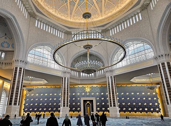 수도 아스타나의 중앙 모스크. 아랍의 모스크와 달리 카자흐스탄을 상징하는 푸른색과 전통 문양 등으로 내부를 꾸몄다. /정지섭 기자