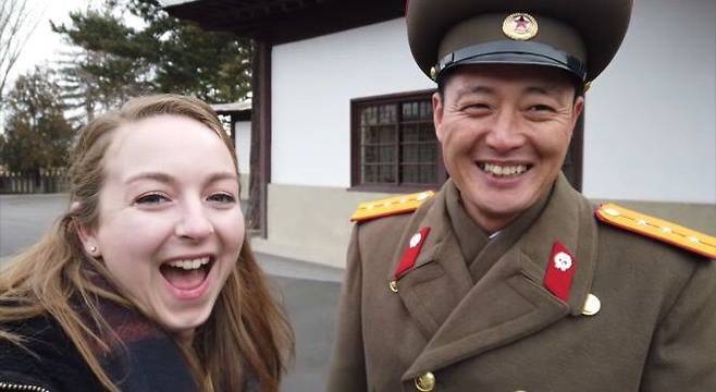 북한 군인과 활짝 웃은 채 카메라를 바라보고 있는 모습. /조이 유튜브
