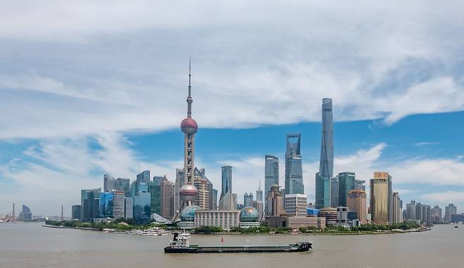 2019년 7월 중국 상하이 푸동 루자주이 금융지구 빌딩숲. 상하이 타워, 상하이 세계 금융 센터, 진마오 타워, 동방명주 TV 타워 등 고층 빌딩들이 빽빽하다./Imagine China