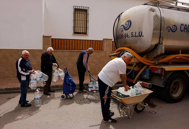 스페인이 가뭄을 겪고 있는 가운데 식수로 쓰이던 우물이 오염되자 1년 넘게 물탱크를 찾아 식수를 받아 가는 스페인 사람들. / 로이터