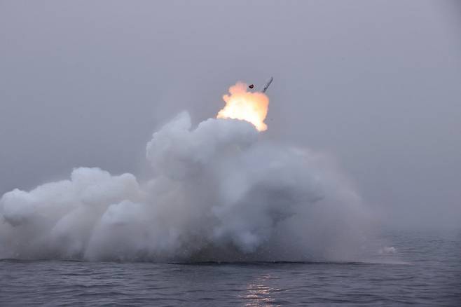 북한 잠수함발사전략순항미사일 ‘불화살-3-31형’ 시험발사 모습. 평양 노동신문=뉴스1