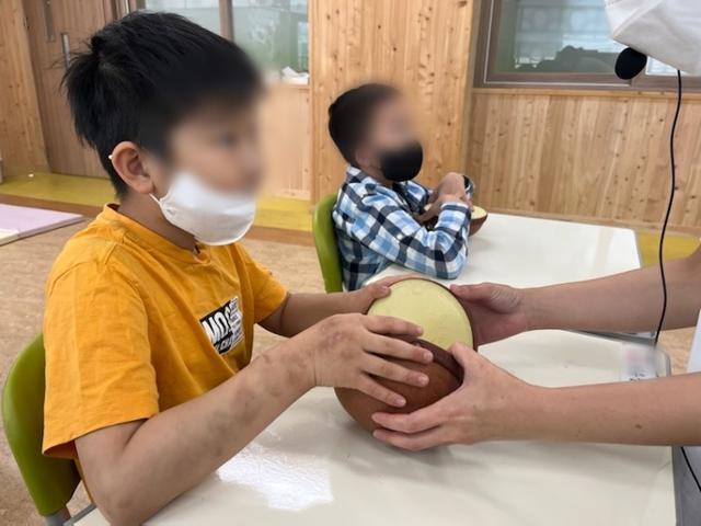 발달장애 아동들이 특수학교에서 놀이수업을 하고 있다. 한국일보 자료사진