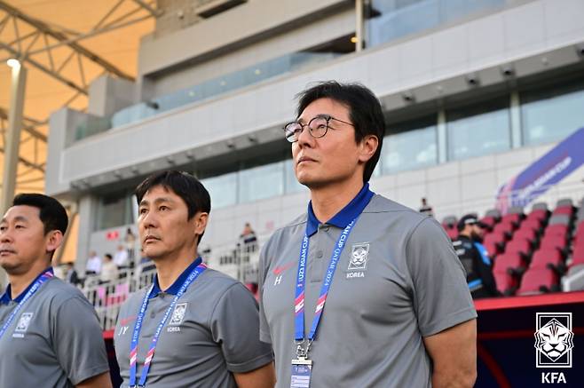 19일 카타르 도하의 압둘라 빈 칼리파 스타디움에서 열린 중국과의 2024 AFC U-23 아시안컵 B조 2차전을 앞둔 황선홍 감독의 모습. 사진=대한축구협회