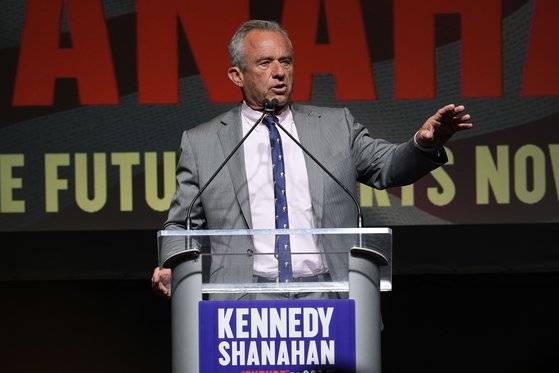 지난 13일(현지시간) 아이오와주 웨스트 디모인에서 열린 캠페인 행사에서 무소속 대선 후보 로버트 F. 케네디 주니어가 지지자들에게 연설하고 있다. AP=연합뉴스