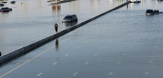 두바이에 내린 폭우로 고속도로가 물에 잠겼다. EPA=연합뉴스