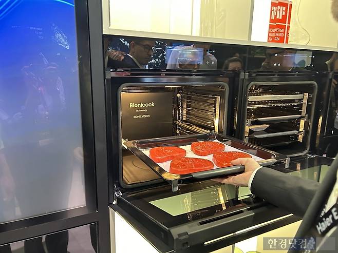 ‘밀라노 디자인위크’ 내 가전 가구 전시회 ‘유로쿠치나’에서 중국 하이얼이 선보인 '바이오닉쿡' 오븐