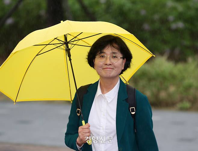 임미애 더불어민주연합 제22대 국회의원 당선인이 4월 15일 국회에서 주간경향과 인터뷰하기 위해 우산을 쓰고 입장하고 있다. 박민규 선임기자