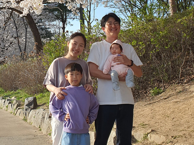 정현동 김한나 부부의 둘째 아기 현이가 최근 가족 사진을 촬영하고 있다.