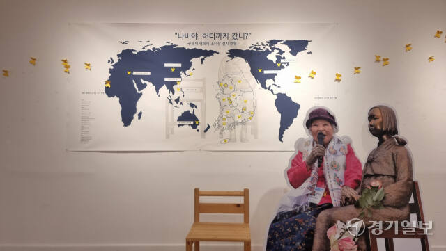 지난 15일 수원시가족여성회관 갤러리에서 개막한 '수원 평화의 소녀상 건립 10주년 기념 전시회'에는 살아 생전 용담 안점순 선생의 모습과 세계 곳곳에 건립된 평화비의 모습이 지도에 표현돼 있다. 이나경기자