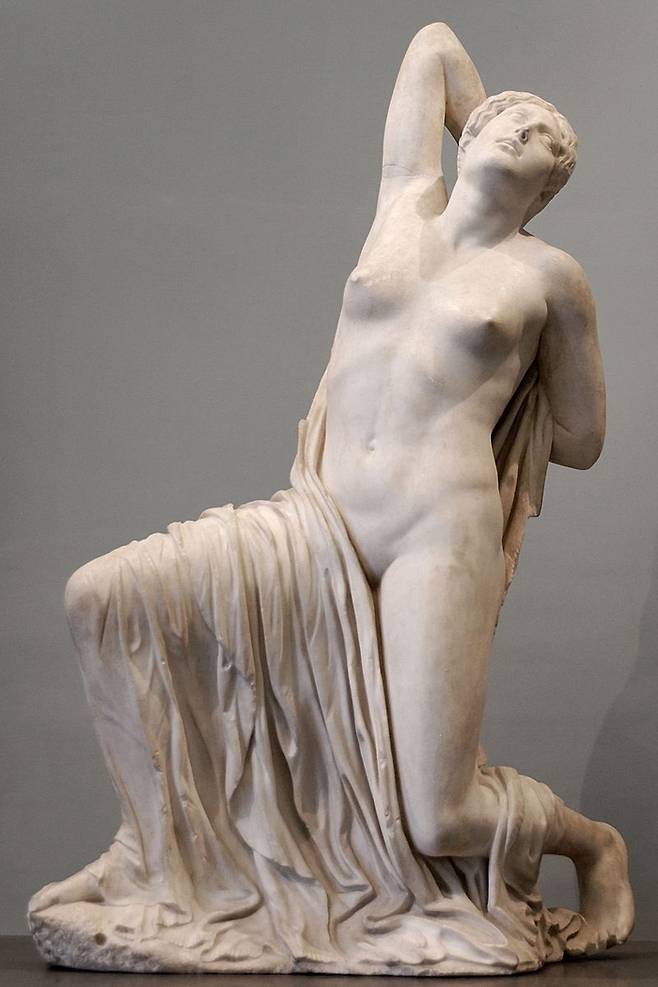 고대 그리스 석상에  주요부위에 털이 거의 없다. 왁싱을 했다는 증거로 해석되기도 한다. 사진은 1906년 발견된 고대 그리스 석상.