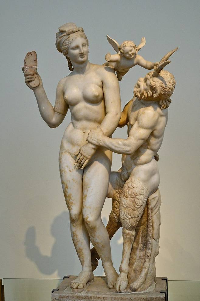 미의 여신 아프로디테를 묘사한 고대 그리스 석상.