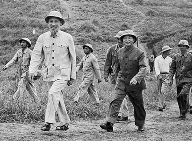 베트남 민족 지도자로 추앙받는 호찌민(맨 앞)과 그의 절대 지지를 받았던 보응우옌잡 장군(바로 뒤)이 함께 걸어가고 있다. Vietnam Times