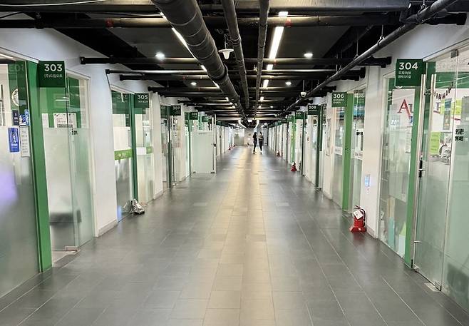 중고차 매매단지에 입점한 개인사업자 매장.