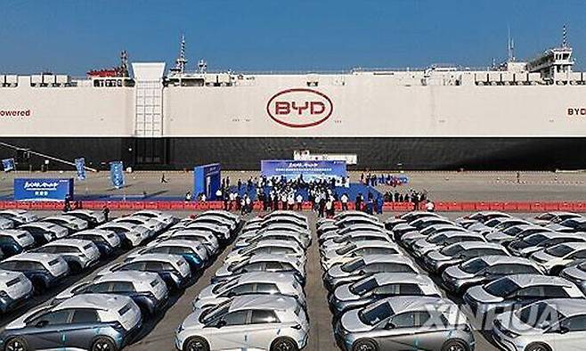 지난 1월 중국 광둥성 선전의 샤오모 국제물류항에서 유럽으로 수출될 비야디(BYD) 차량들이 선적을 기다리고 있다. 선전=신화연합뉴스