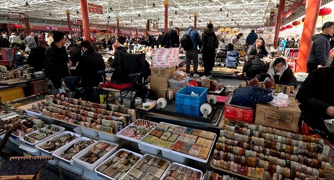 다양한 골동품과 기념품 등을 판매하는 베이징 판자위엔 시장 모습.