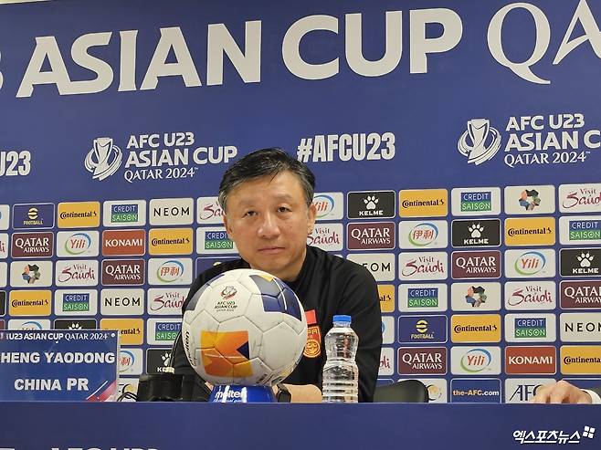 중국 23세 이하(U-23) 축구 국가대표팀의 청 야오둥 감독이 한국과의 경기에서 여러 차례 기회를 만들었음에도 불구하고 그 기회를 득점으로 연결하지 못한 점을 두고 아쉬워했다. 사진 도하, 김환 기자