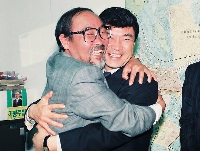 제14대 국회의원 선거, 구리에 출마해 당선된 정주일씨가 영화배우 이덕화와 포옹하고 있다. 1992년 [연합뉴스 자료사진]