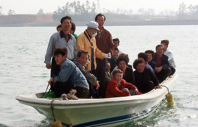 전남 신안 도서 지역 주민들이 배를 타고 제16대 국회의원 선거 투표소로 이동하고 있다. 2000년 [연합뉴스 자료사진]