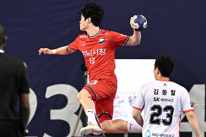 신한 SOL페이 23-24 핸드볼 H리그 남자부 5라운드 SK호크스와의 경기에서 슛을 시도하는 하남시청 신재섭, 사진 제공=한국핸드볼연맹