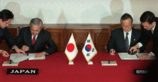 1999년 1월 22일 홍순영 외교통상부 장관(오른쪽)과 오구라 가즈오 주한 일본대사가 한·일어업협정 비준서에 서명하고 있다