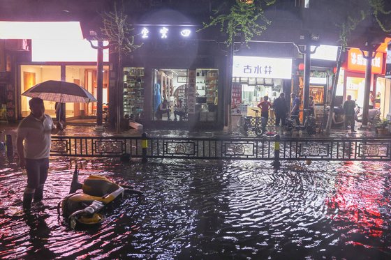 지난 2일 중국 장시성 난창 거리가 폭풍우에 침수된 모습. 로이터=연합뉴스