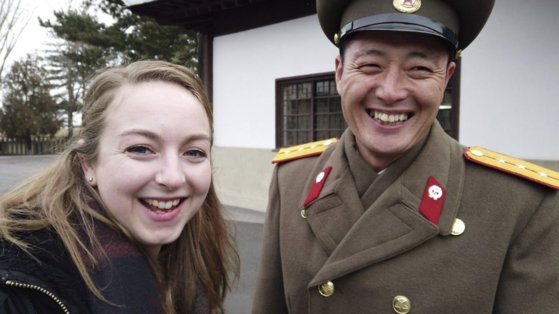 북한 군인과 '셀카'를 찍은 '조이'. 사진 인스타그램